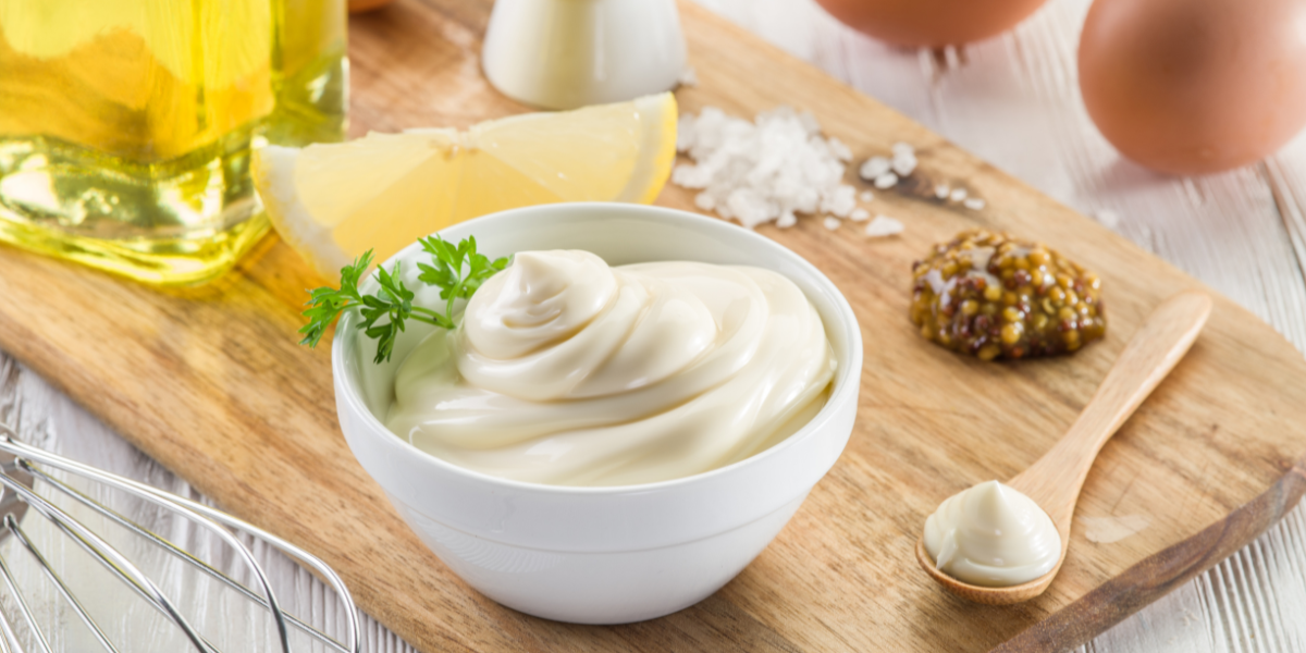 Selbstgemachte Majonäse aus eiern, Öl, salz, Zucker.