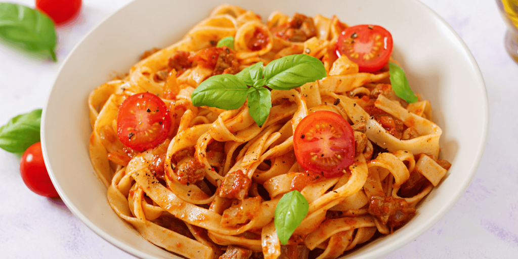 Nudeln mit Hähnchen in cremiger Paprikasoße