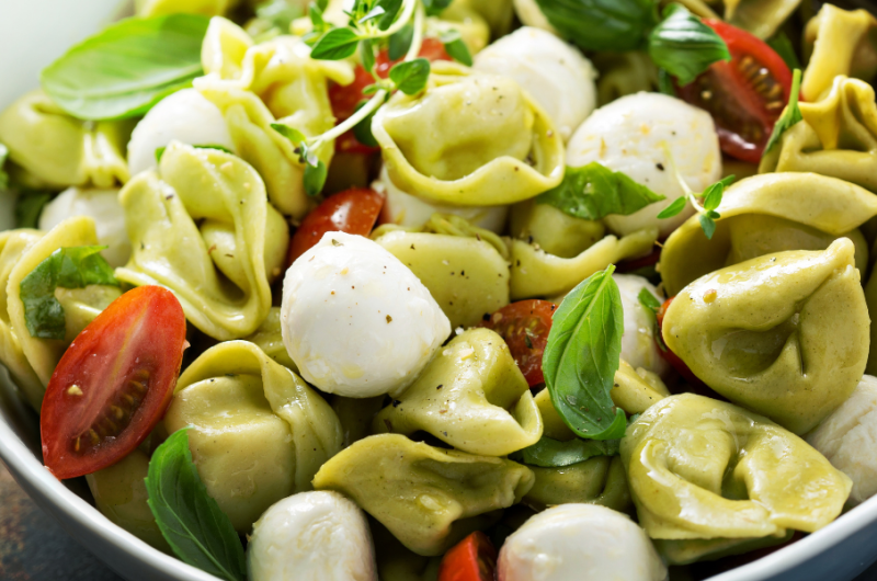 Tortellini-Salat mit Pesto und Mozzarella: Ein mediterranes Sommererlebnis