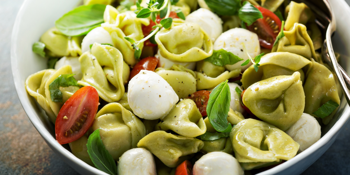 Das Bild zeigt einen selbstgemachten Tortellini Pesto Salat.