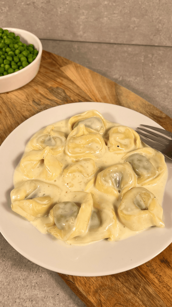 Das Bild zeigt selbst gemachte Tortellini in Käse Sahne Soße.
