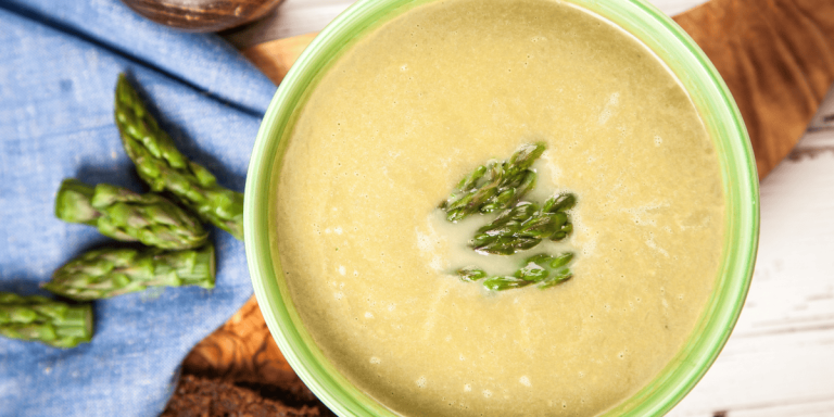 Das Bild zeigt eine selbstgemachte Spargelcremesuppe
