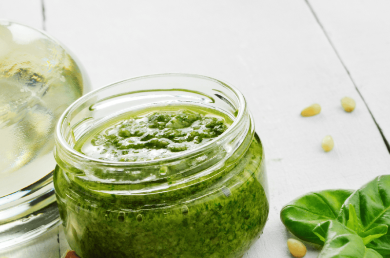 Leckeres Pesto selber machen: Ein einfaches Rezept mit frischen Wildkräutern
