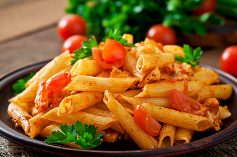 Nudeln mit Hähnchen in cremiger Paprikasoße: Ein einfaches und gesundes Rezept