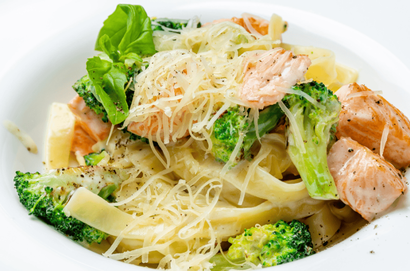 Leckere Cremige Lachs-Pasta mit Brokkoli und Tomaten: Ein mediterranes Nudelgericht