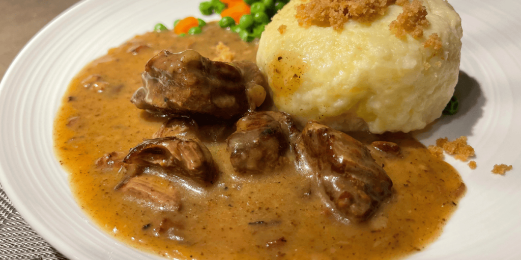 Leckeres Gulasch mit Kartoffelknödel als Beilage.