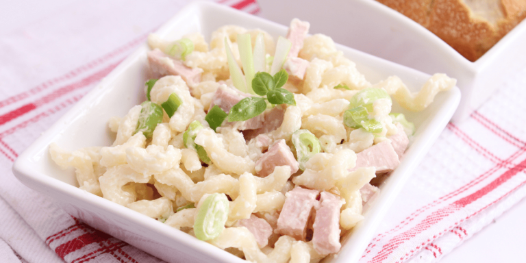Klassischer Nudelsalat mit Fleischwurst