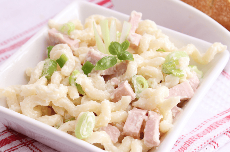 Oma's Klassischer Nudelsalat: Schnell, einfach und unglaublich lecker!