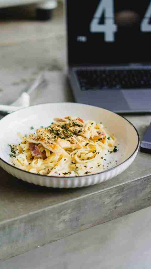 Schnelle Pasta mit Lachs in Sahnesauce.