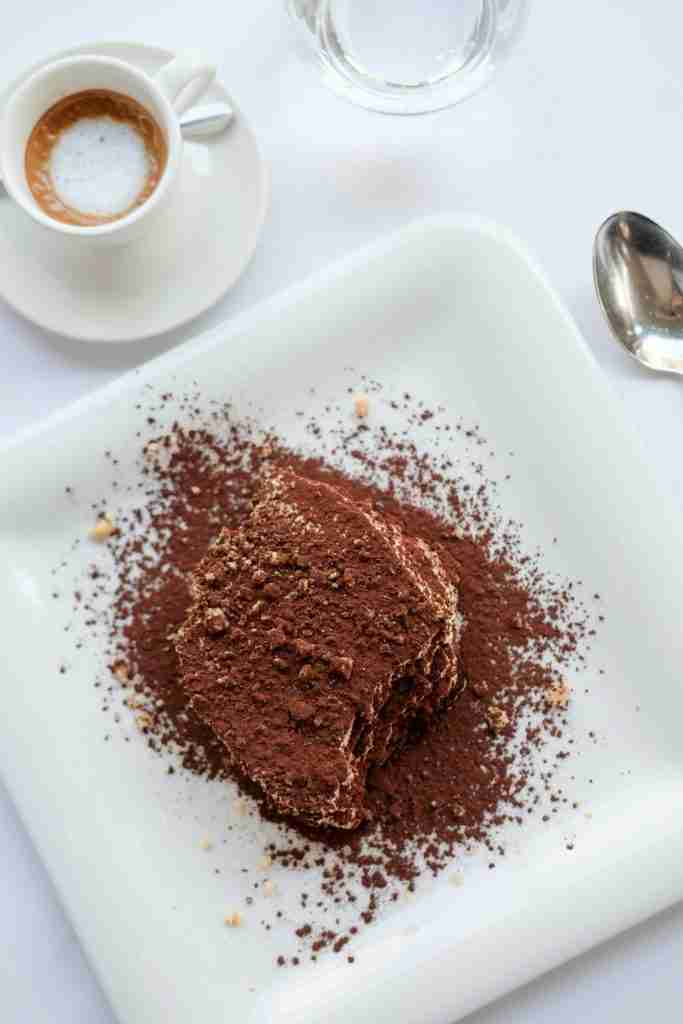 Das Bild zeigt ein Stück Tiramisu.