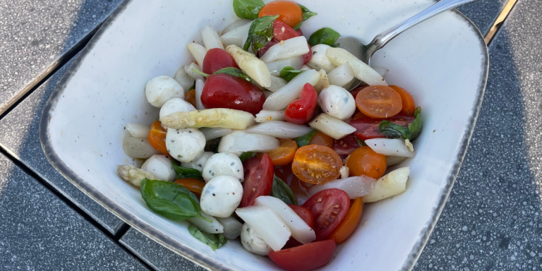 Bunter Spargelsalat mit Dressing: Perfekt für warme Tage und Grillpartys!