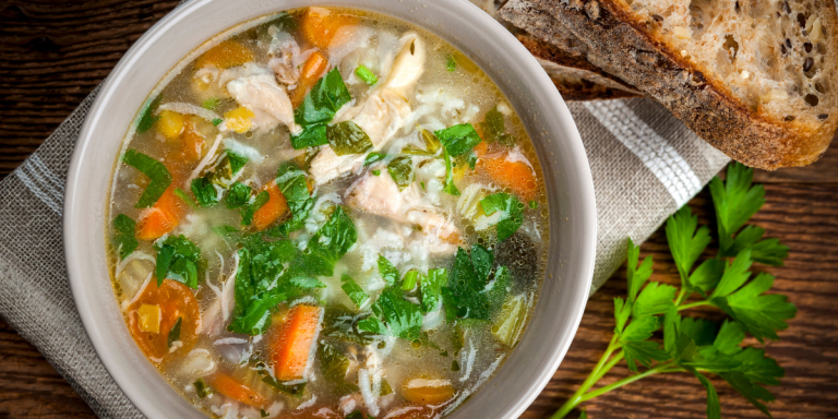 Omas Hühnersuppe: Ein wärmender Klassiker für kalte Tage