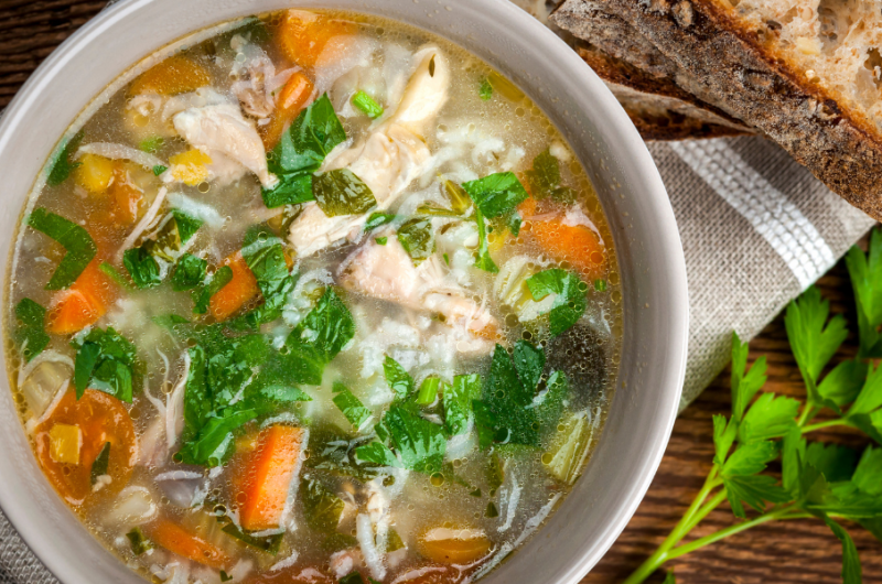 Omas Hühnersuppe: Ein wärmender Klassiker für kalte Tage