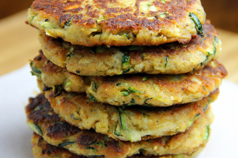 Zucchini-Puffer mit Joghurt-Dip: Schnell, einfach und super lecker!