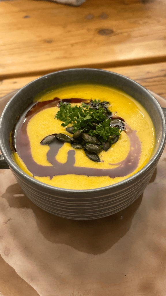Das Bild zeigt eine selbst gemachte Kürbissuppe.
