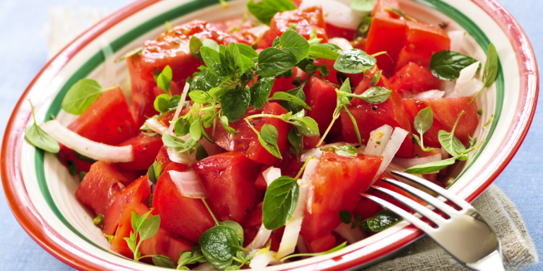 Einfacher Tomatensalat mit Zwiebeln und frischen Kräutern