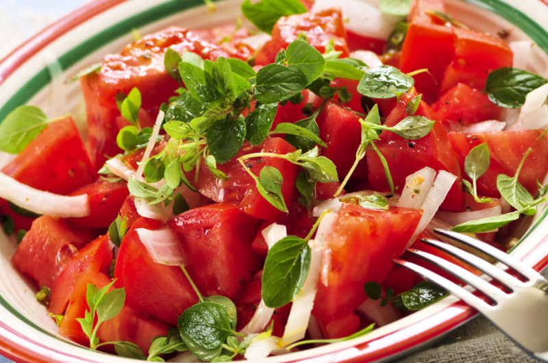 Einfacher Tomatensalat mit Zwiebeln und frischen Kräutern
