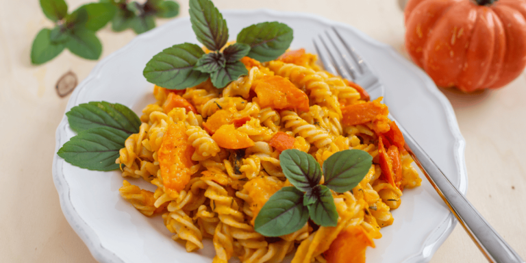 Kürbis-Pasta mit Feta-Walnuss-Topping: Ein cremiges und herbstliches Geschmackserlebnis