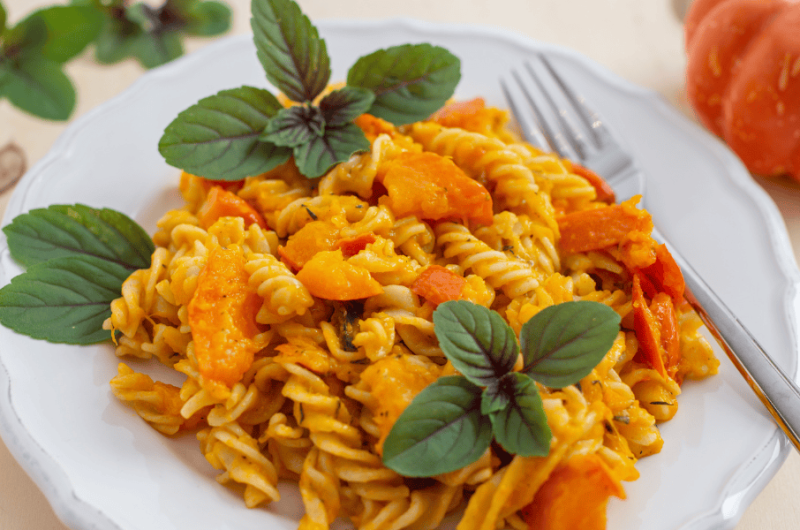 Kürbis-Pasta mit Feta-Walnuss-Topping: Ein cremiges und herbstliches Geschmackserlebnis