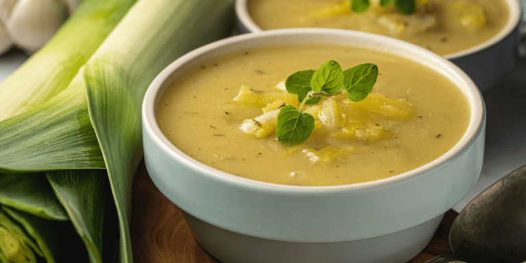 Kartoffelsuppe mit Würstchen wie bei Oma: Einfacher geht’s nicht!