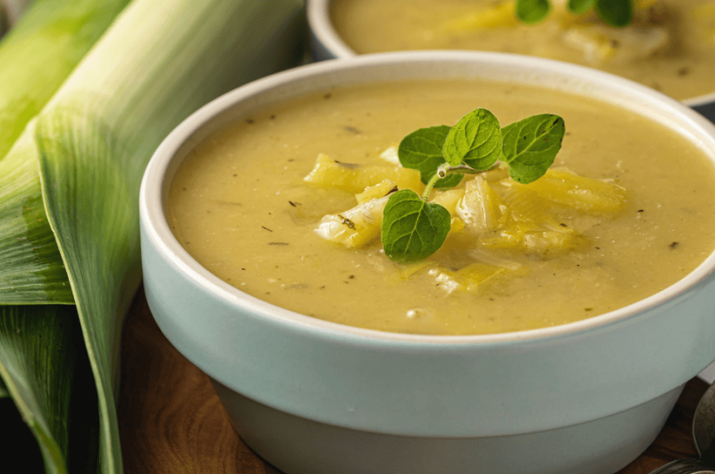 Kartoffelsuppe mit Würstchen wie bei Oma: Einfacher geht's nicht!