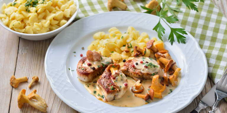 Schweinemedaillons in Rahmsoße mit Champignons: Schnelles und leckeres Gericht für die ganze Familie