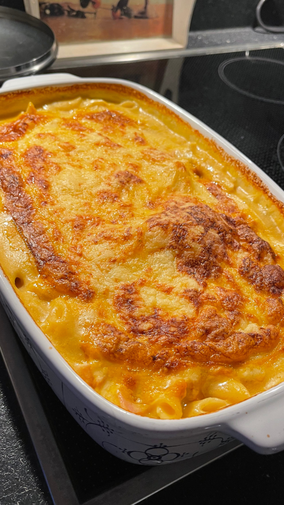 Das Bild zeigt einen Nudelauflauf mit Schinken und Käse.