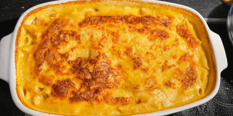 Unglaublicher Nudelauflauf mit Schinken und Käse