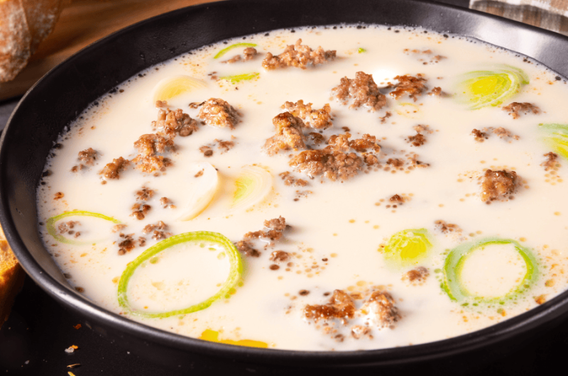 Käse-Lauch-Suppe mit Hackfleisch: Ein Klassiker in 30 Minuten