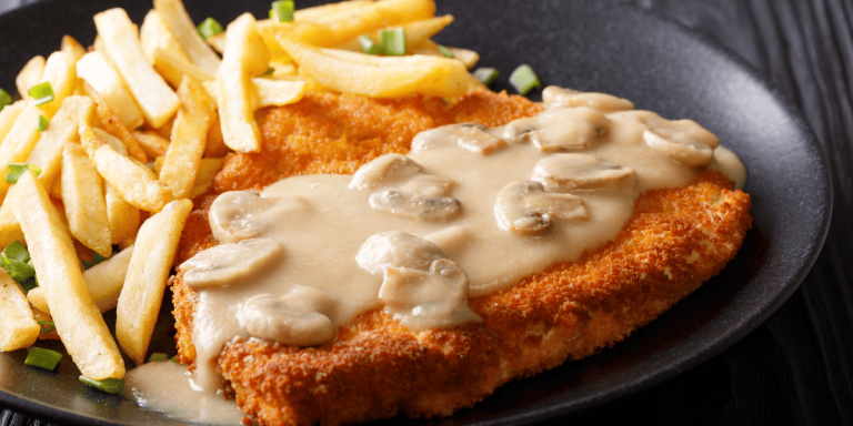 Jägerschnitzel mit Pilzrahmsoße und Pommes