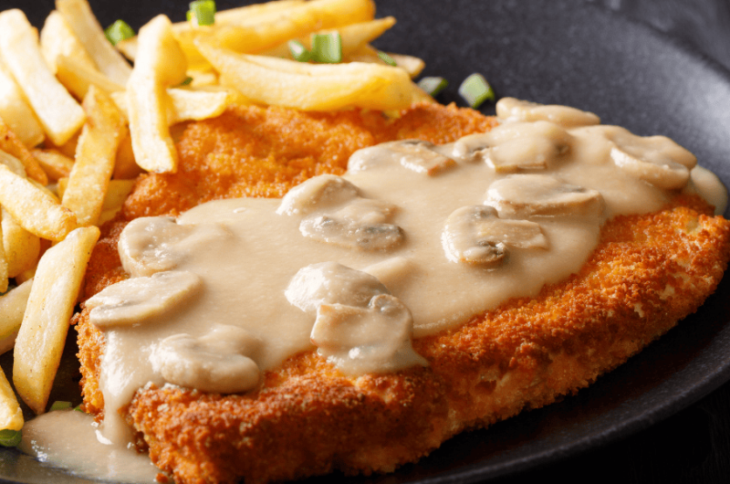 Jägerschnitzel mit Pilzrahmsoße und Kroketten