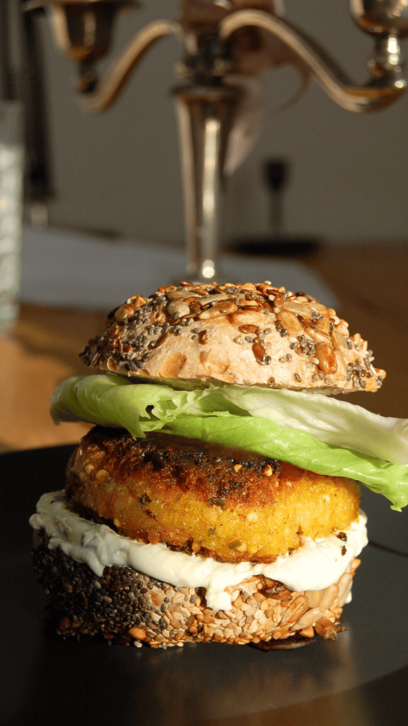Das Bild zeigt einen selbstgemachten vegetarischen Cheeseburger