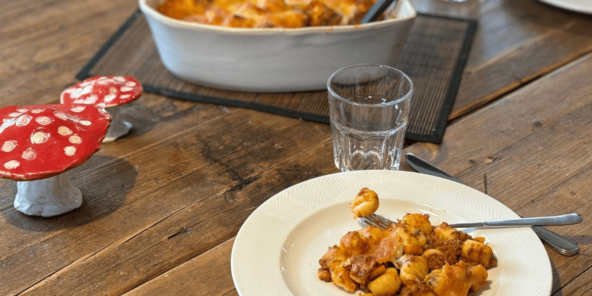 Das Bild zeigt einen selbstgemachten Kürbis Gnocchi Auflauf