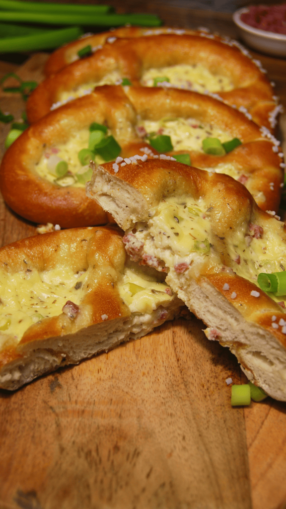 Das Bild zeigt eine aufgeschnittenes Flammkuchen Brezeln.