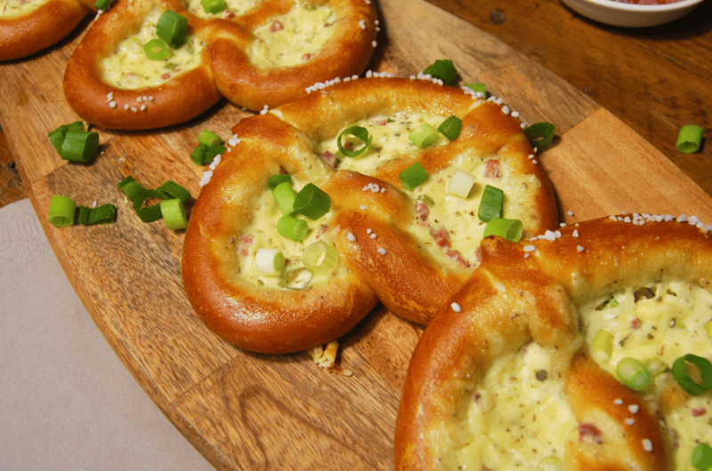 Schnelle Flammkuchen-Brezeln mit Schmand: Das perfekte Party-Fingerfood