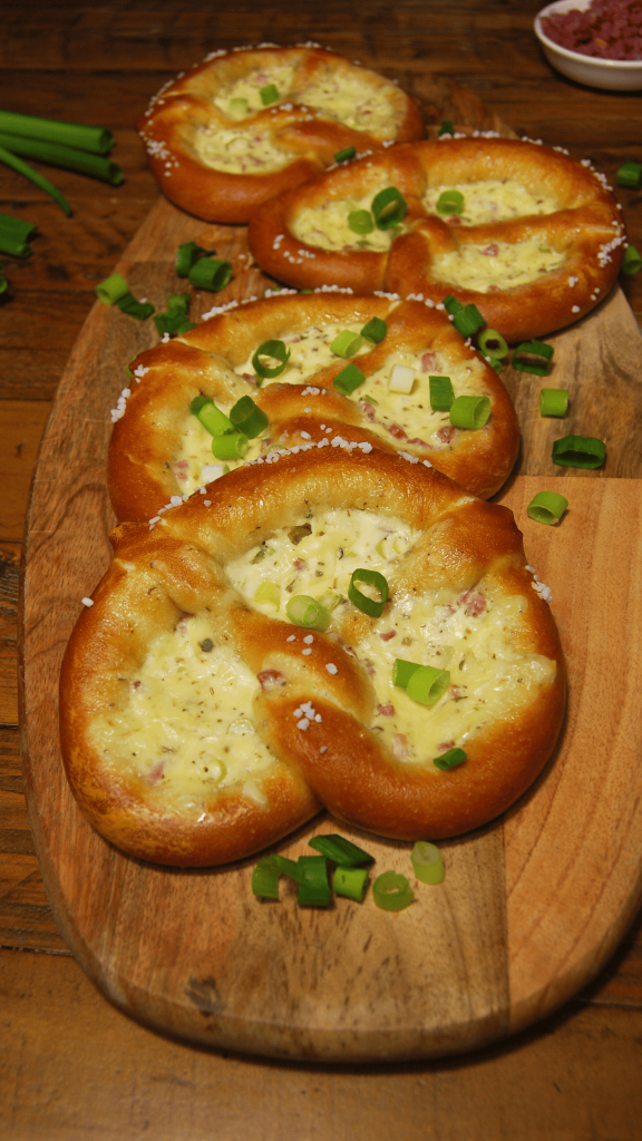 Das Bild zeigt selbstgemachte Flammkuchen Brezeln.