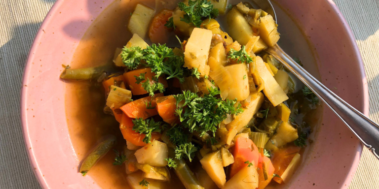 vegetarische Gemüsesuppe mit frischen Gemüse.