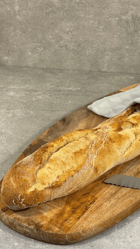 Das Bild zeigt ein selbstgebackendes Baguette.