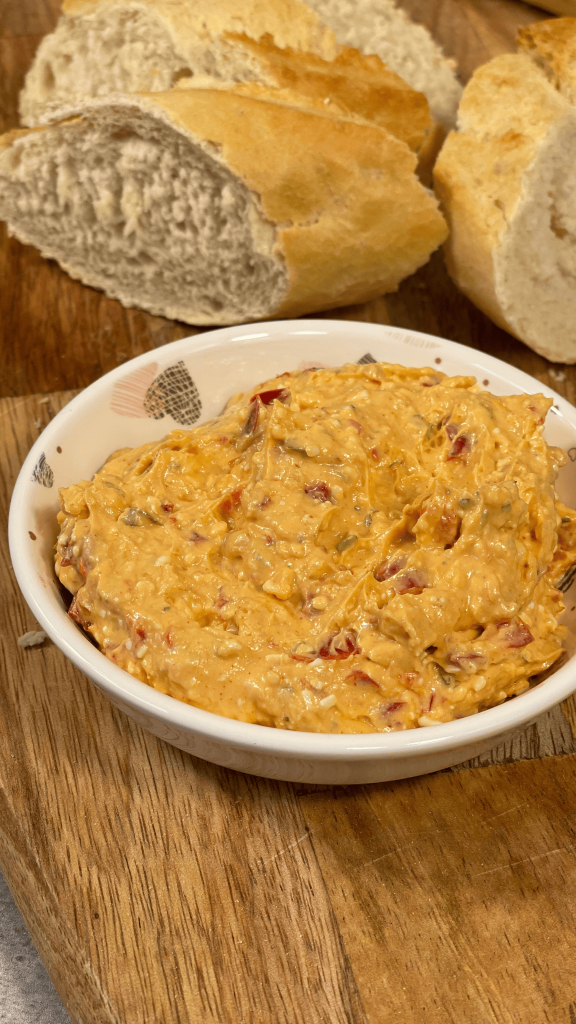Das Bild zeigt einen selbst gemachten Paprika Dip.