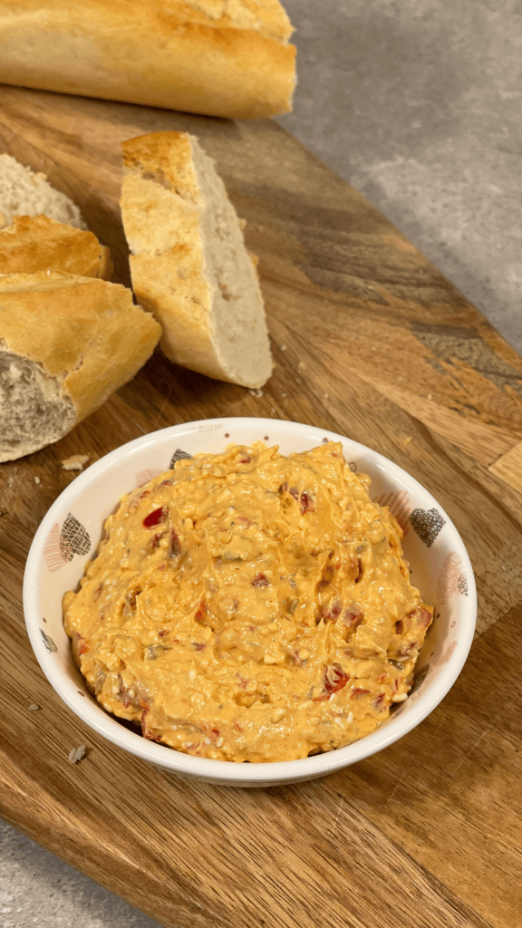 Das Bild zeigt einen selbst gemachten Paprika Feta Dip.