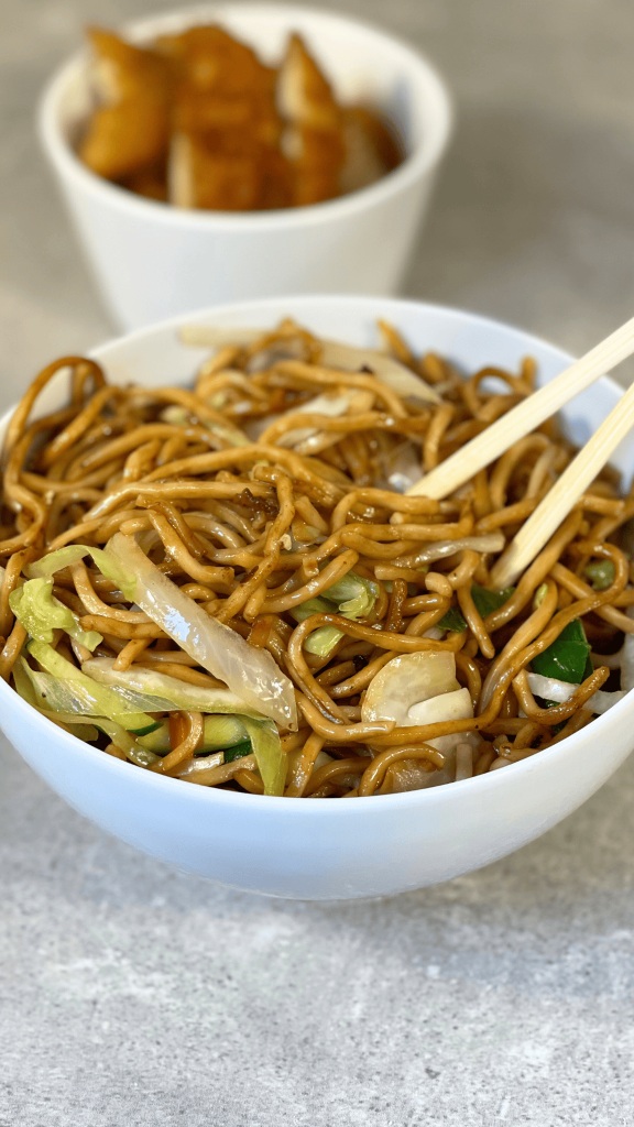 Das Bild zeigt selbstgemachte gebratene Nudeln wie vom Chinesen.