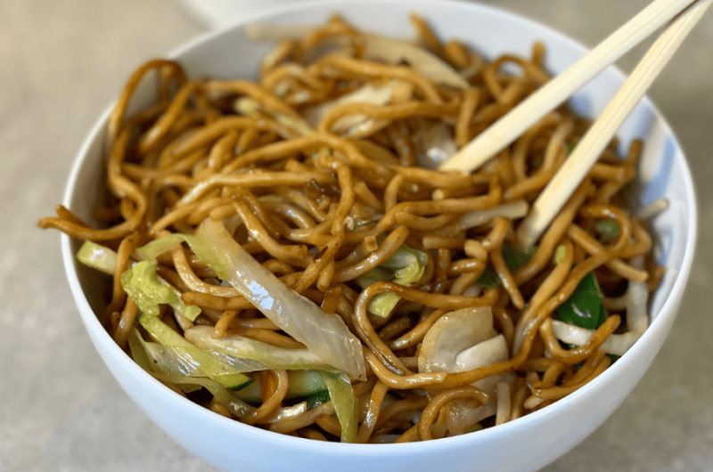Gebratene Nudeln wie beim Chinesen mit Ei und Gemüse