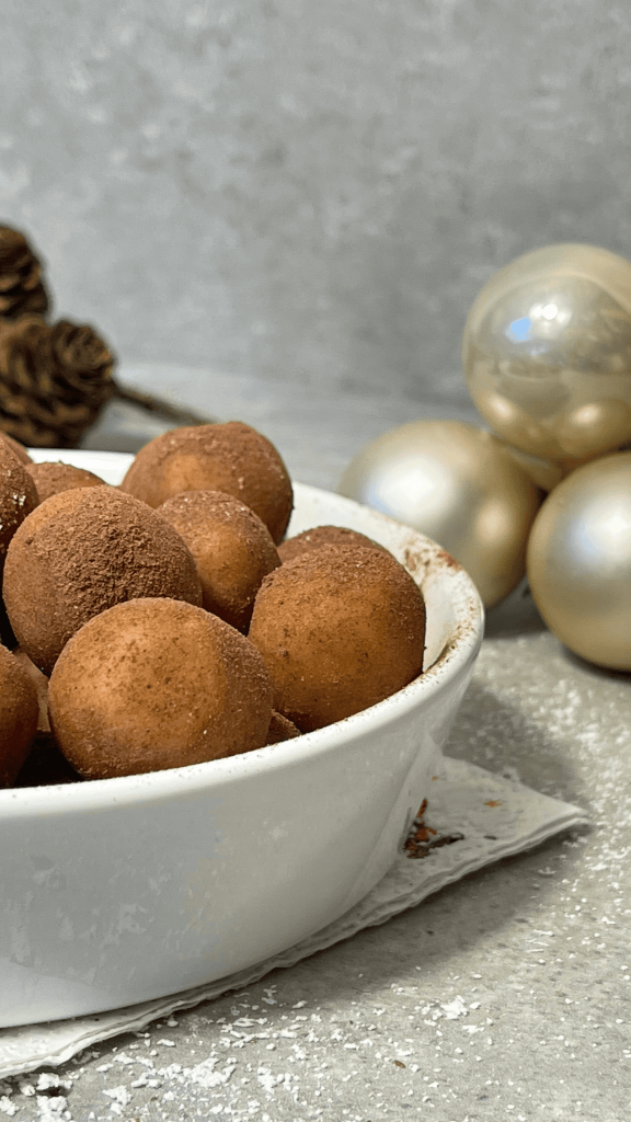 Das Bild zeigt selbstgemachte Marzipan Kugeln. 