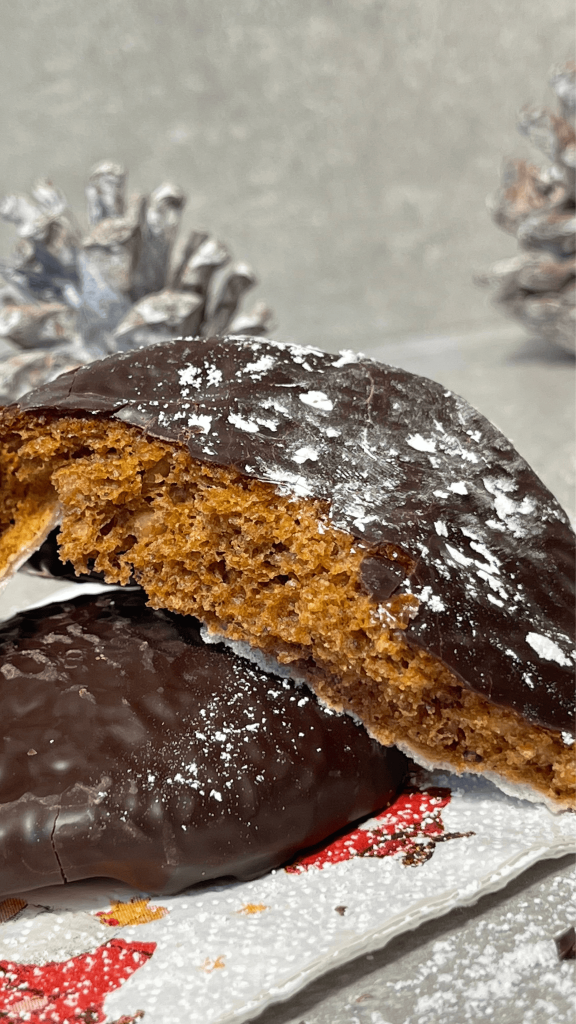 Das Bild zeigt einen selbstgemachten Lebkuchen.