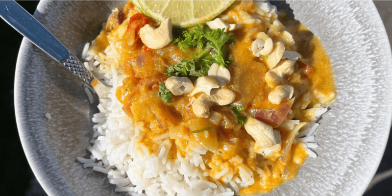 Das Bild zeigt ein Thai Curry Erdnuss Gericht.
