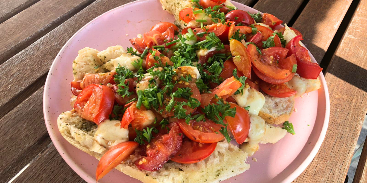 Das Bild zeigt selbstgemachtes Bruschetta.