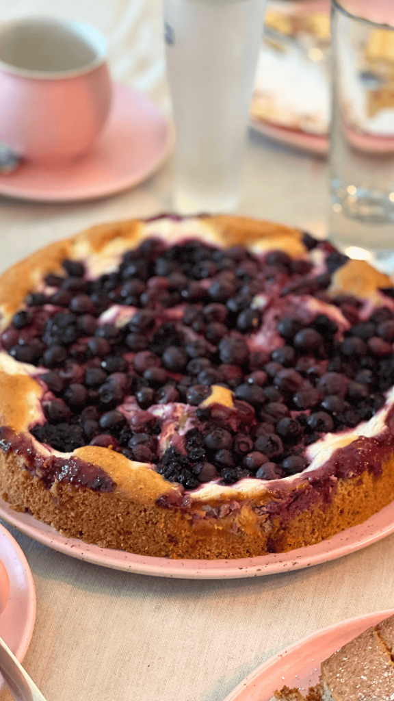Das Bild zeigt einen selbstgemachten Blaubeerkuchen.