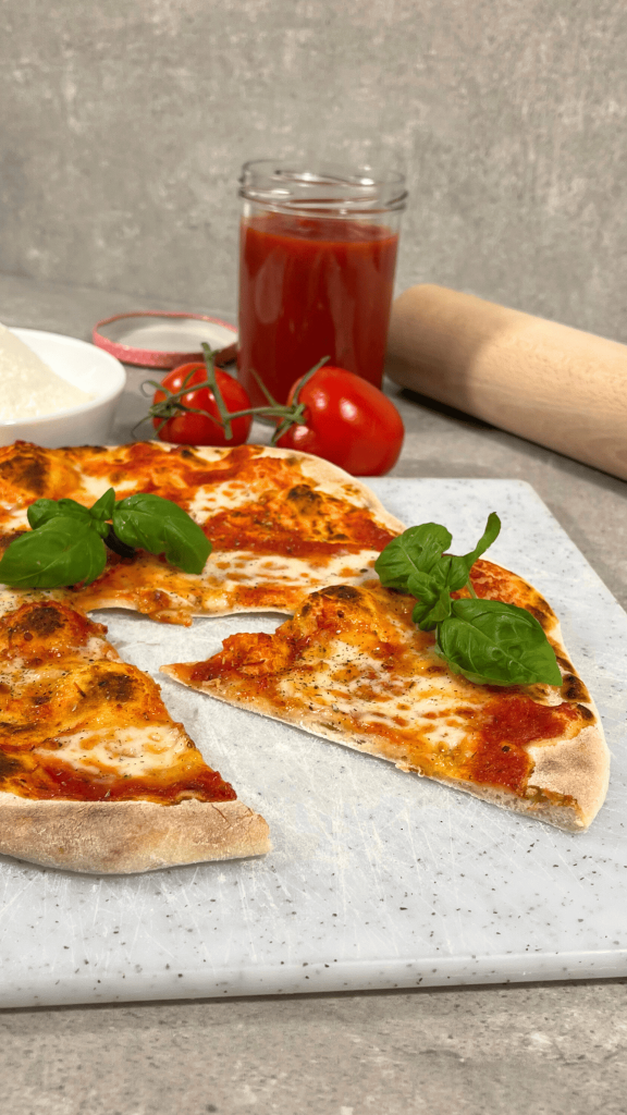 Das Bild zeigt eine selbstgemachte Pizza Margherita.