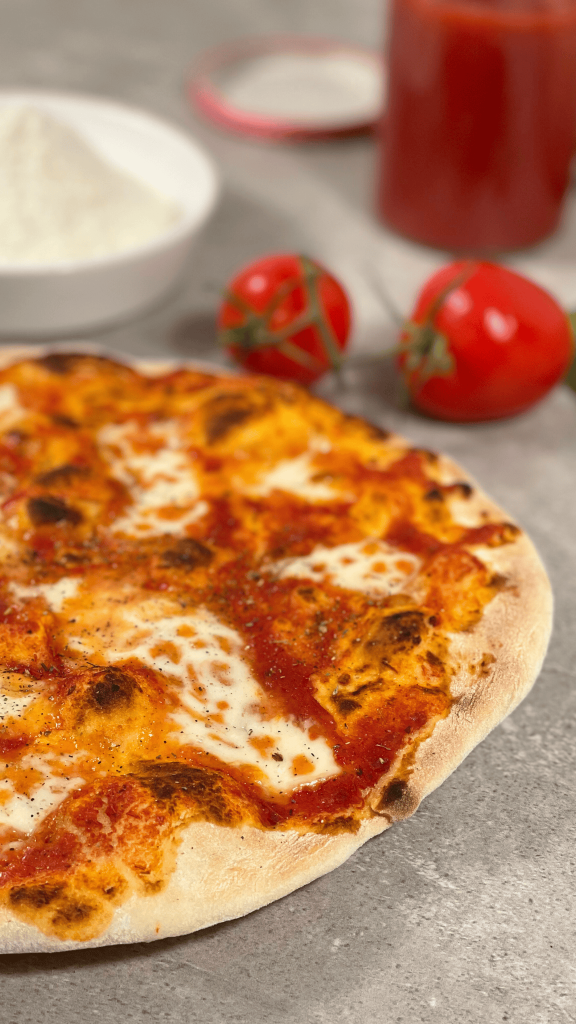 Das Bild zeigt eine leckere Pizza Margherita.