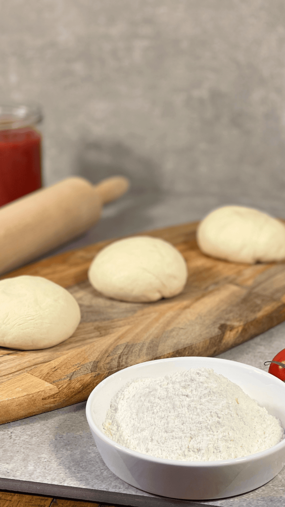 Das Bild zeigt einen Pizzateig.